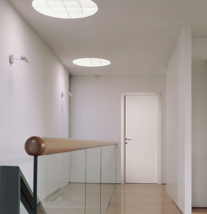 Porte intérieure dans un intérieur architectural