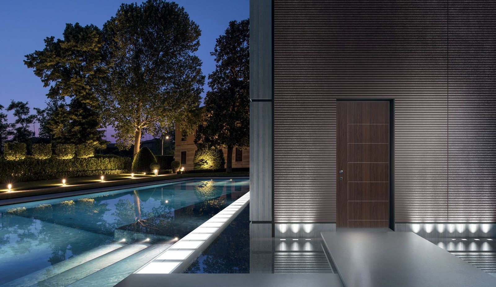 Außeneingang am Pool bei Nacht