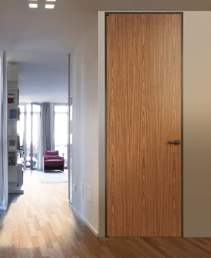 Porte intérieure toute hauteur dans une pièce composée