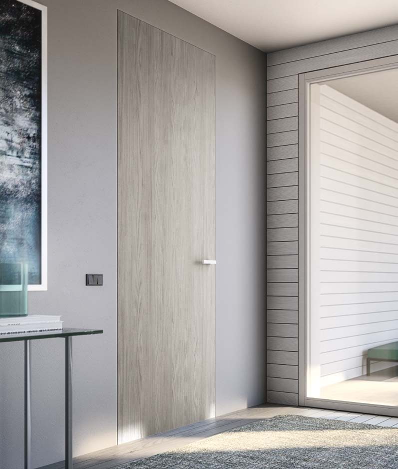 Porte intérieure blanche dans un intérieur lumineux