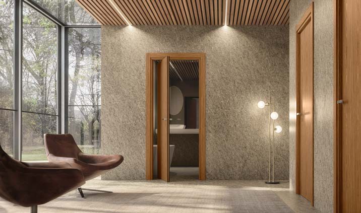 Portes intérieures en bois dans un salon au mur de pierre