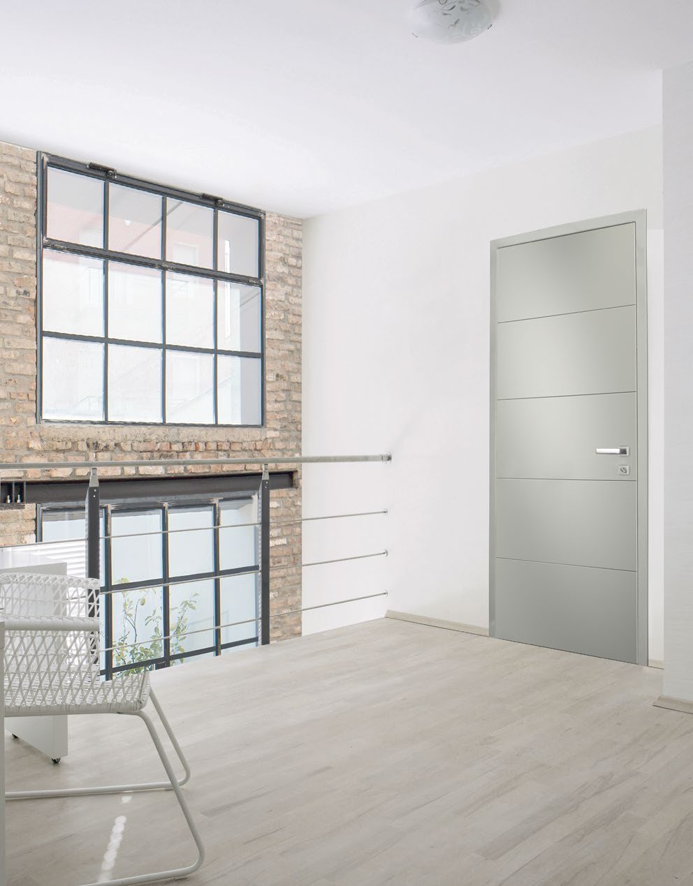 Intérieur loft avec fenêtres en acier